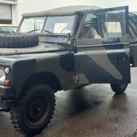 Land Rover Series 3 109 uit 1980, 12 volt, vooraanzicht