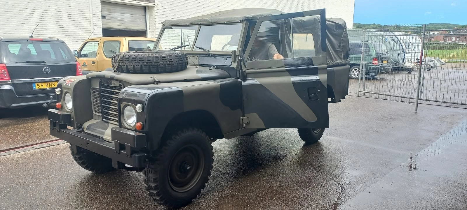 Land Rover Series 3 109 uit 1980, 12 volt, vooraanzicht