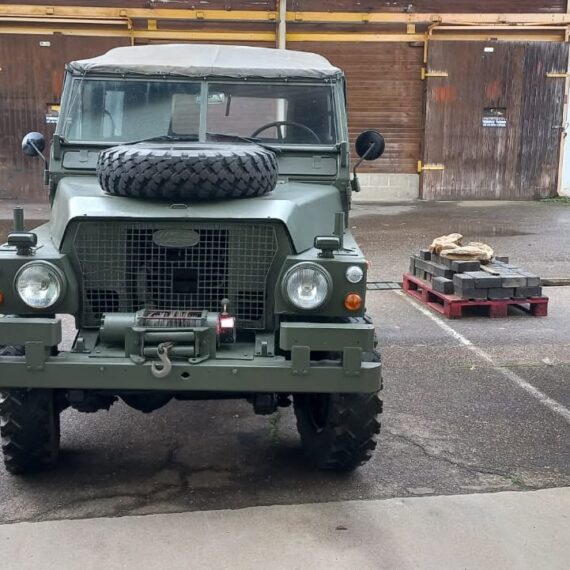 Vooraanzicht van de Land Rover Lightweight uit 1973