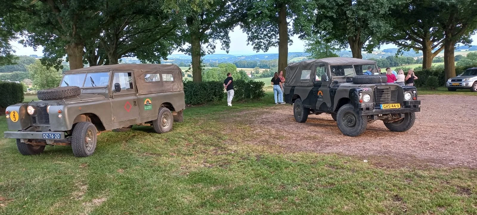 Land Rover Series 3 109 uit 1980 naast een Land Rover 110