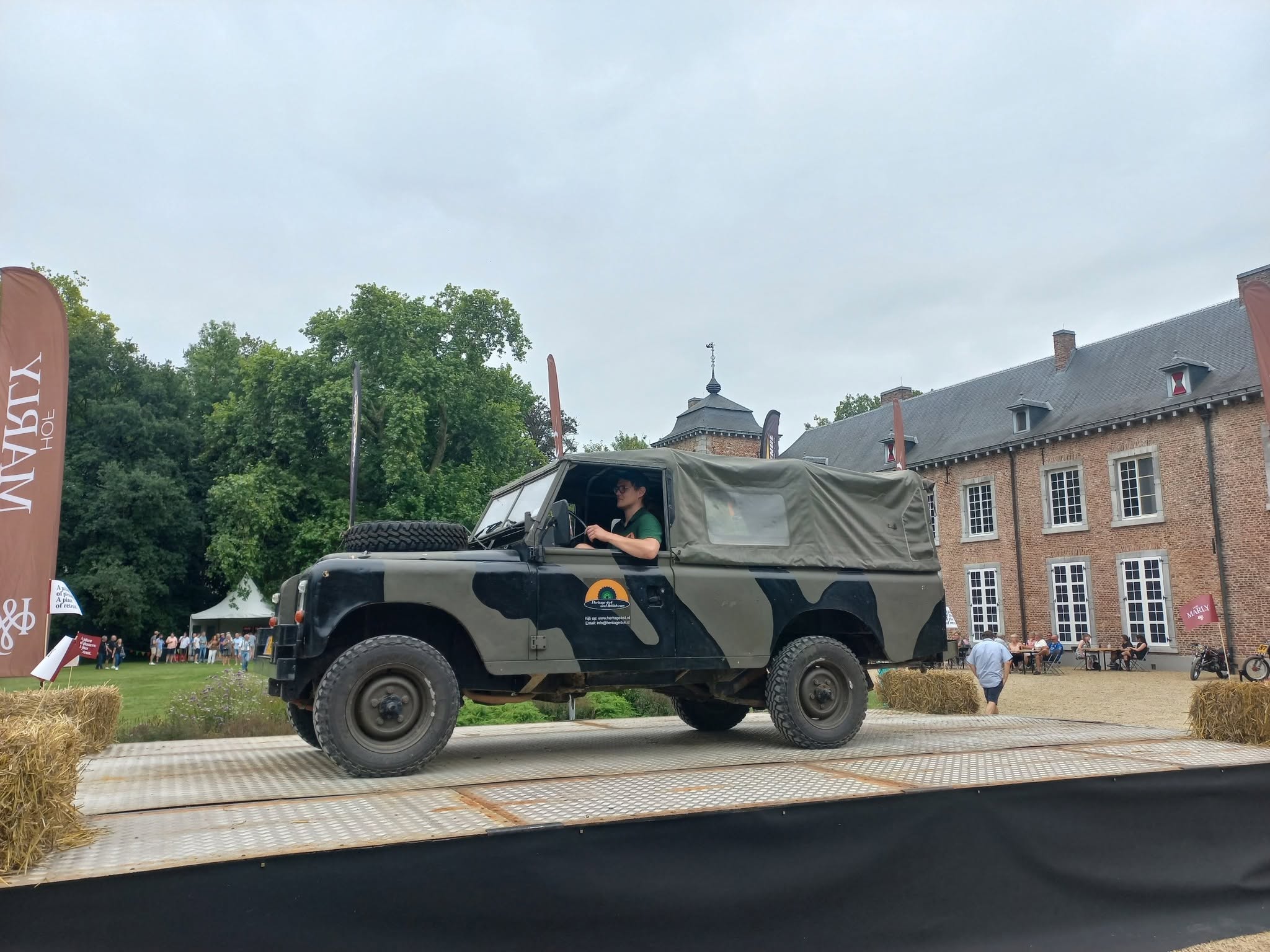 Land Rover Series 3 109 GHS-44-X op een demonstratiebaan tijdens een evenement