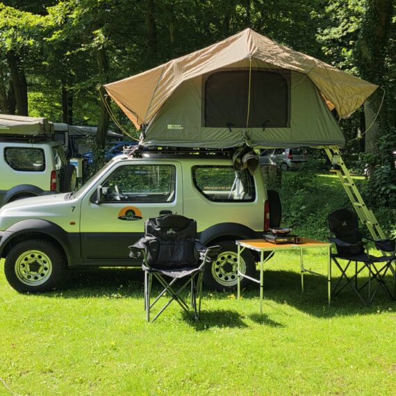 Suzuki Jimny met daktent op een camping