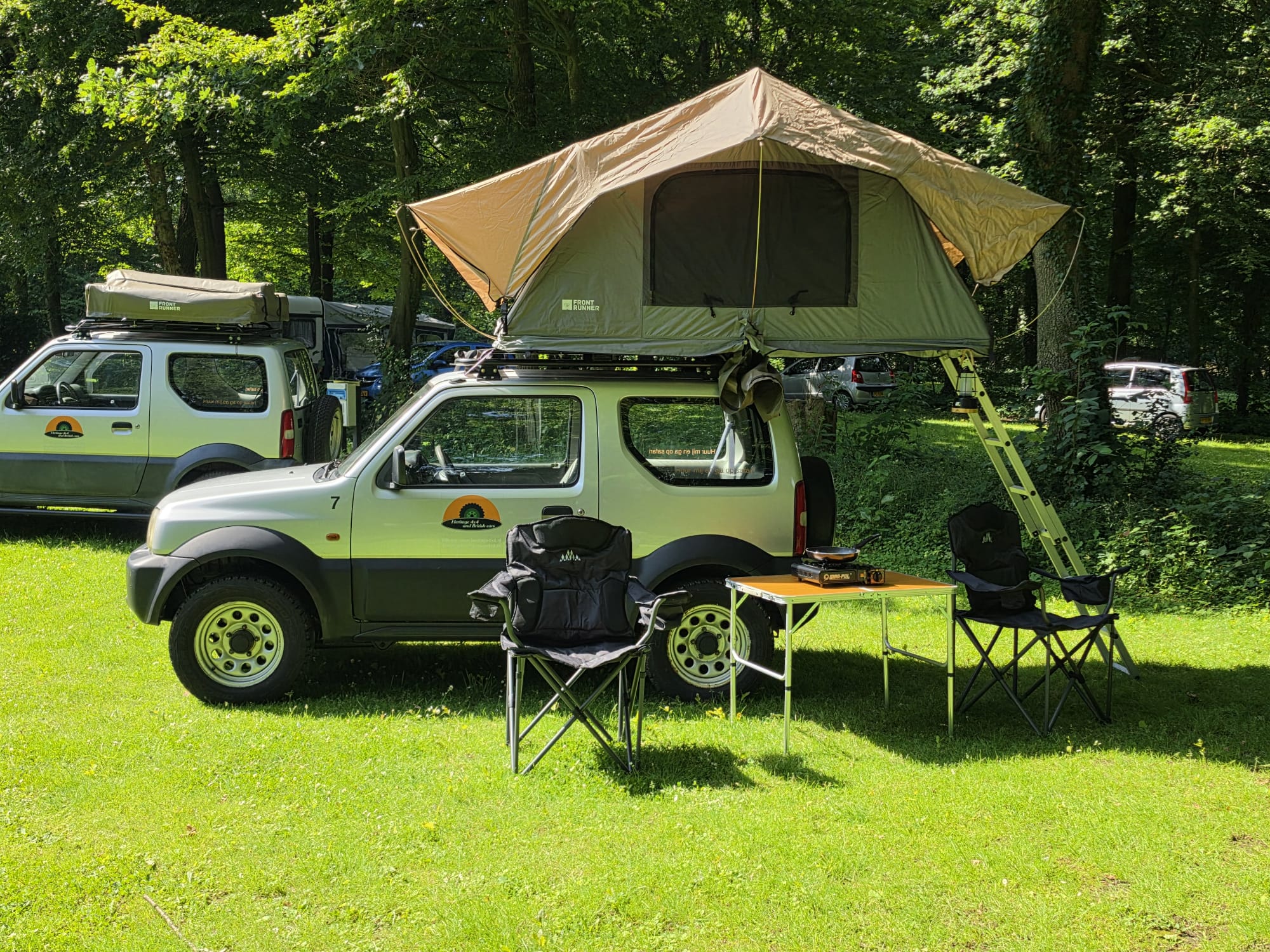 Suzuki Jimny met daktent op een camping
