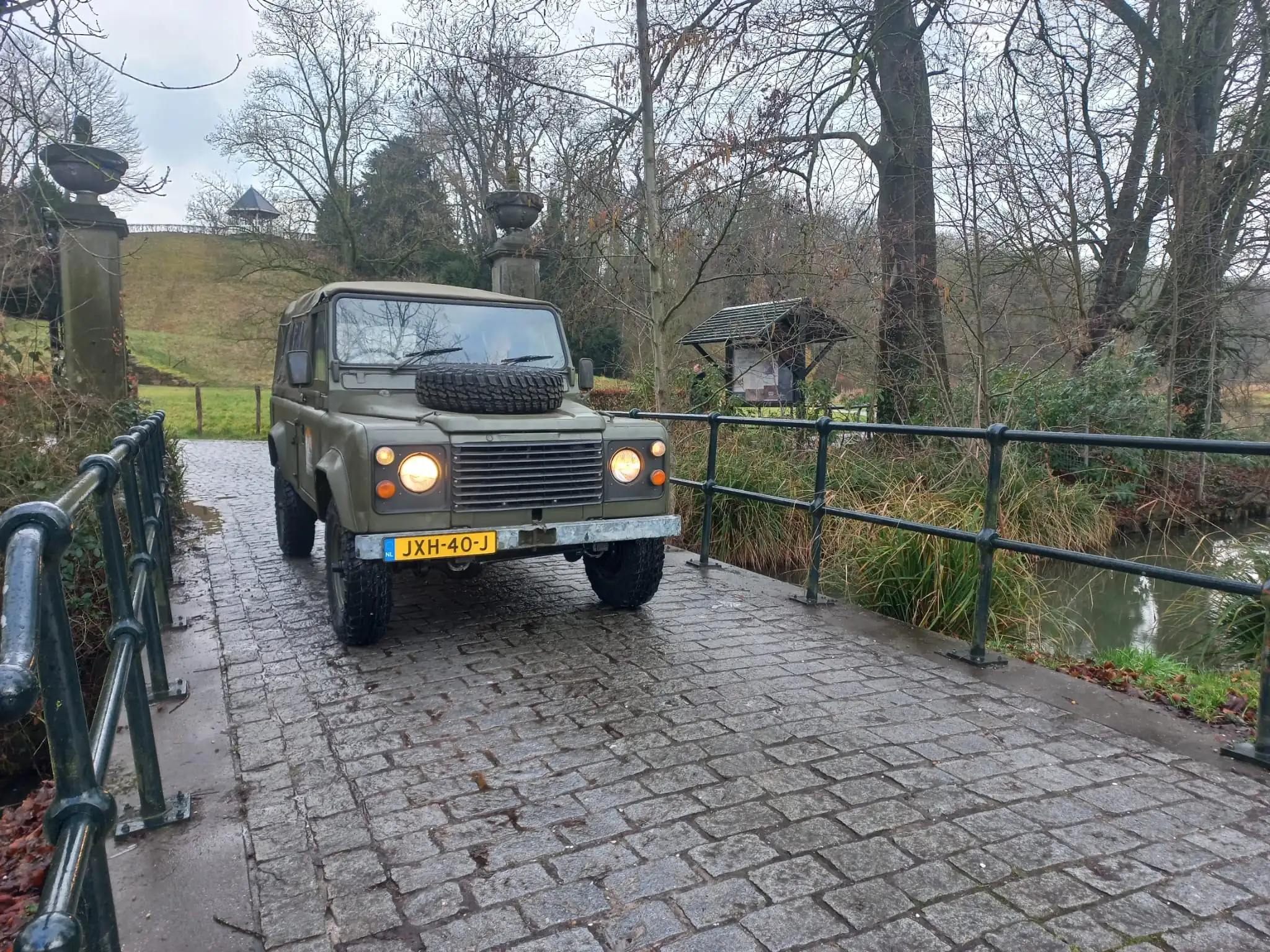 Land Rover 110 (Defender) uit 1986 op een brug