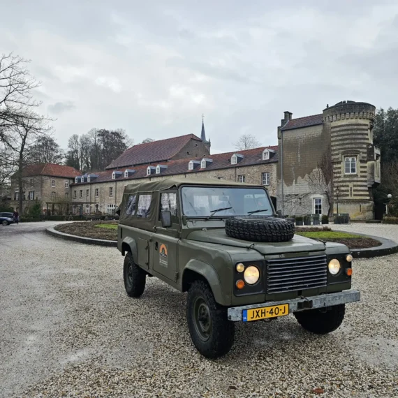 Groene Land Rover 110 (Defender) uit 1986 voor een kasteel