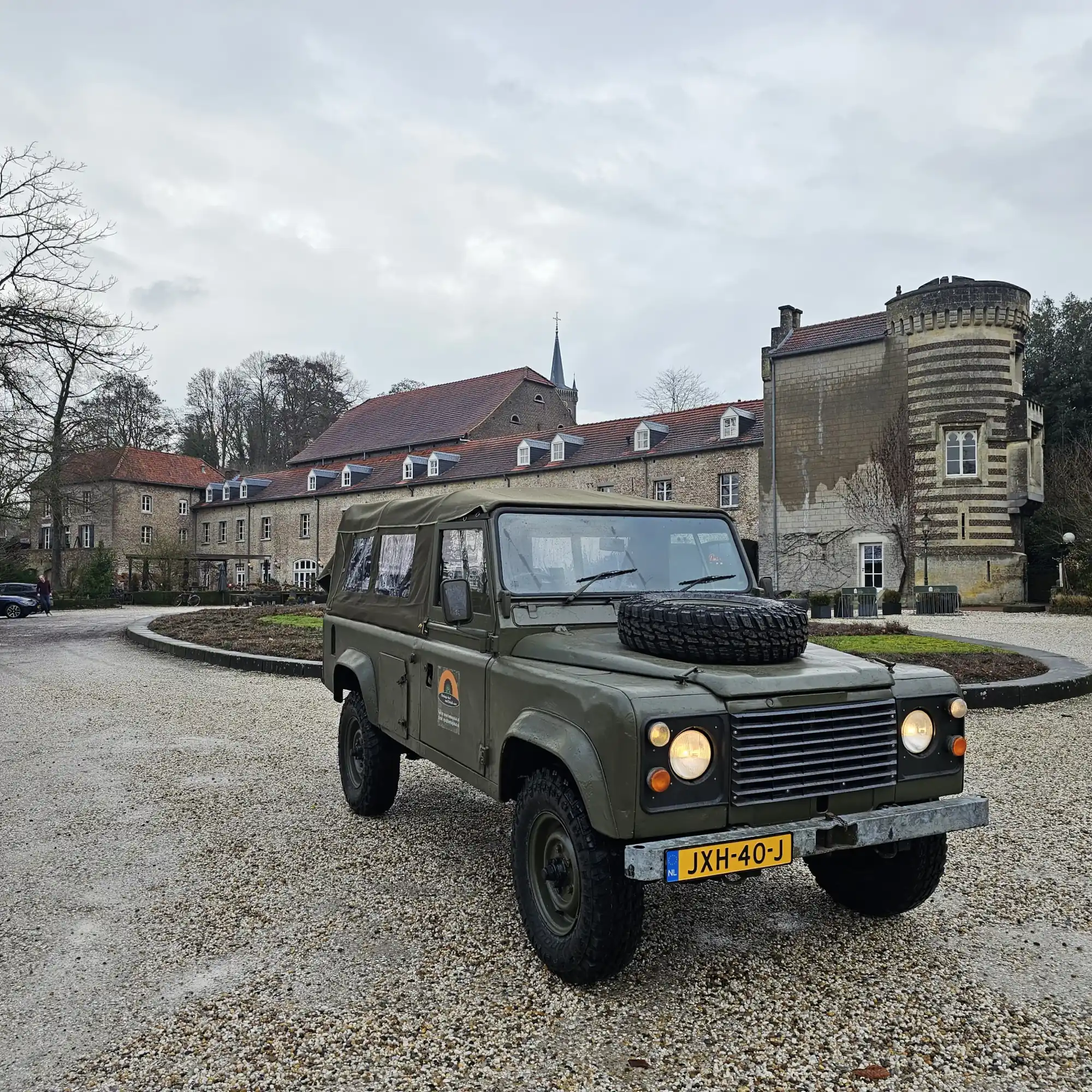 Groene Land Rover 110 (Defender) uit 1986 voor een kasteel